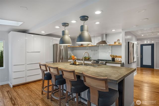 21108 1st Avenue S, Des Moines, WA 98198