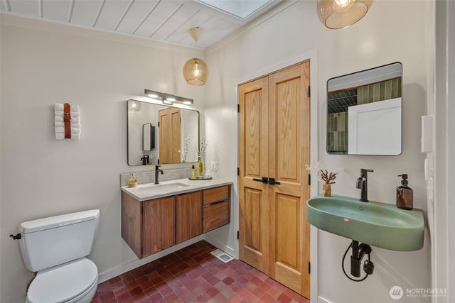 21108 1st Avenue S, Des Moines, WA 98198