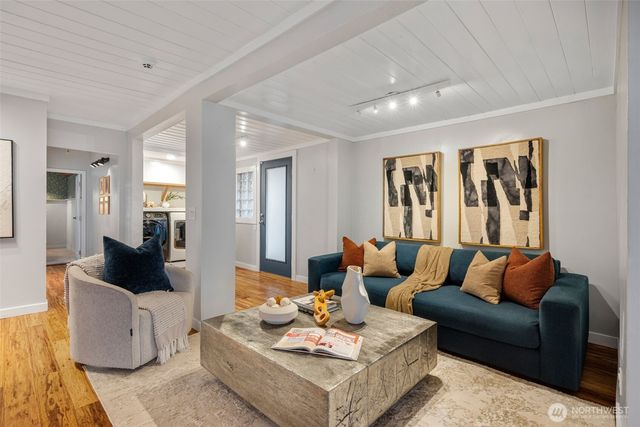 21108 1st Avenue S, Des Moines, WA 98198