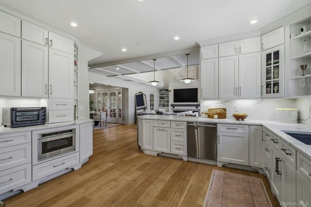 14 Oaklawn Avenue, Glen Head, NY 11545