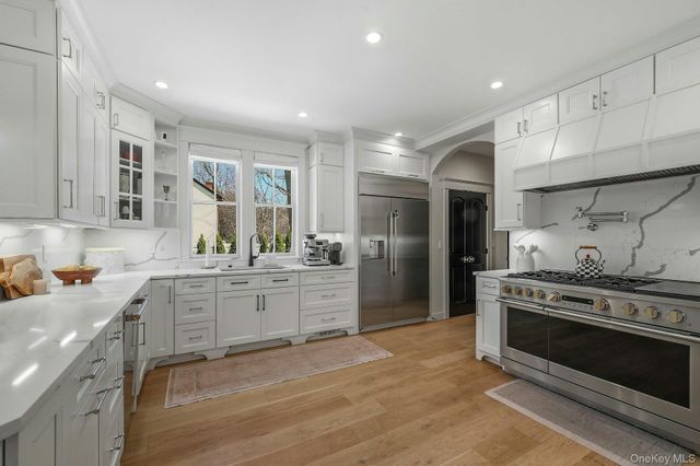 14 Oaklawn Avenue, Glen Head, NY 11545