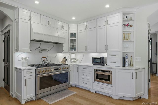 14 Oaklawn Avenue, Glen Head, NY 11545