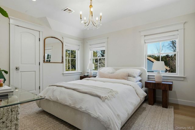 14 Oaklawn Avenue, Glen Head, NY 11545