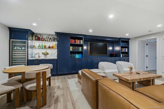 14 Oaklawn Avenue, Glen Head, NY 11545