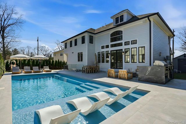 14 Oaklawn Avenue, Glen Head, NY 11545