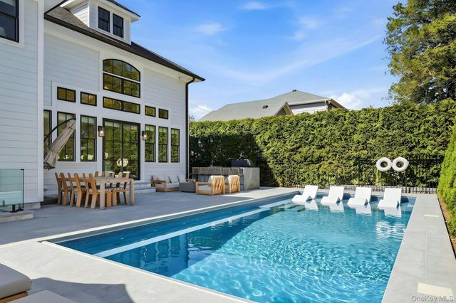 14 Oaklawn Avenue, Glen Head, NY 11545