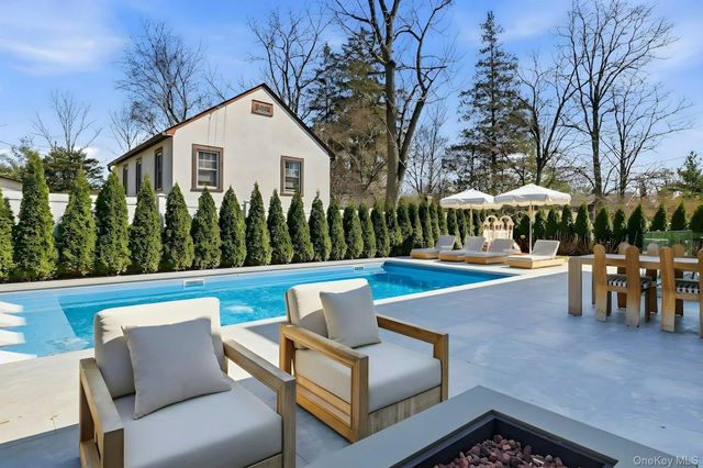 14 Oaklawn Avenue, Glen Head, NY 11545