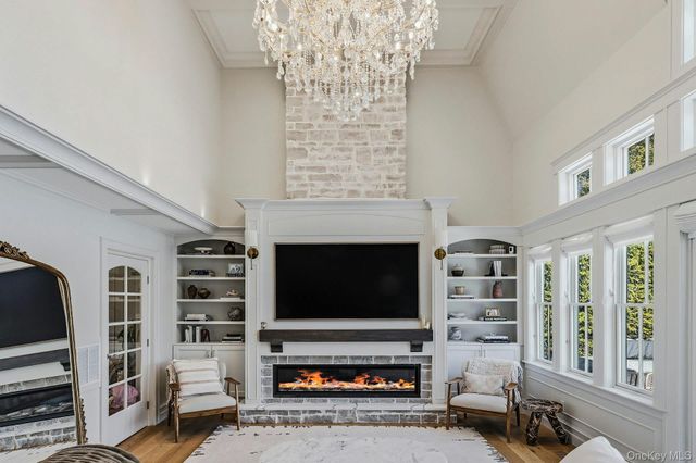 14 Oaklawn Avenue, Glen Head, NY 11545