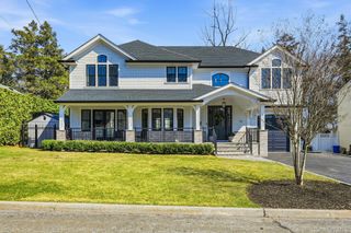 14 Oaklawn Avenue, Glen Head, NY 11545