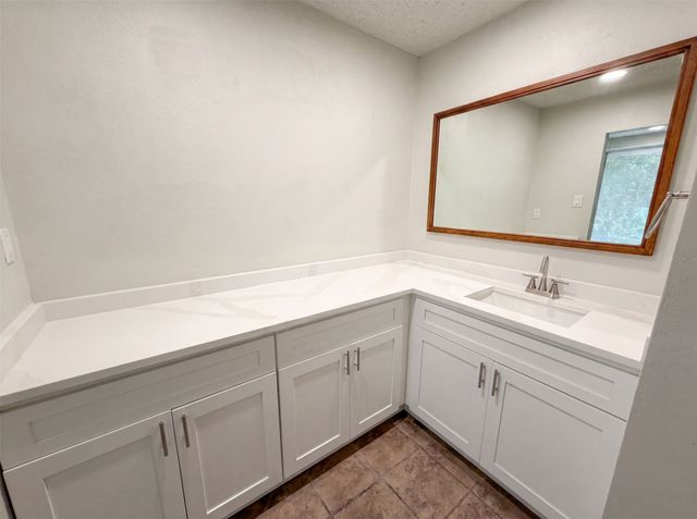 202 Vanshire Road W, Lakeside, TX 76108