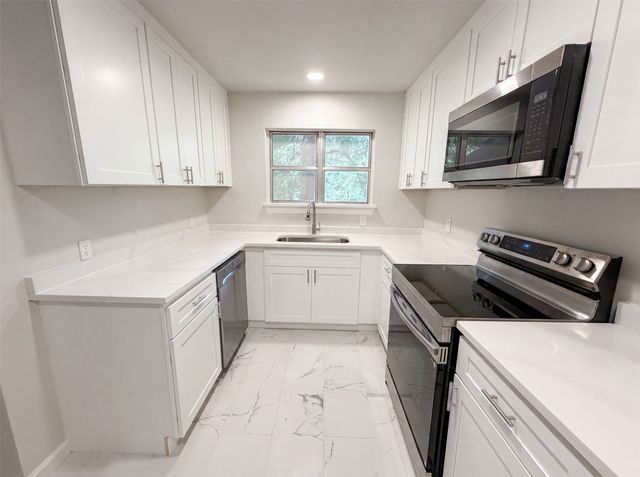 202 Vanshire Road W, Lakeside, TX 76108