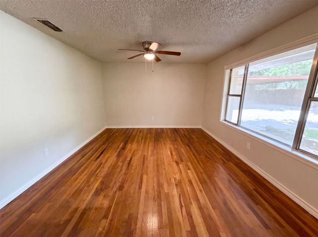 202 Vanshire Road W, Lakeside, TX 76108
