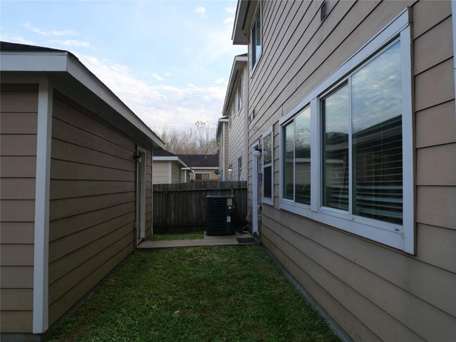 1739 Nichole Woods Drive, Houston, TX 77047