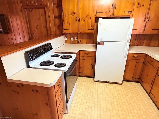 200 Royal Oaks Street, Thomasville, NC 27360