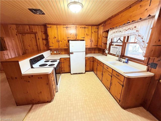 200 Royal Oaks Street, Thomasville, NC 27360