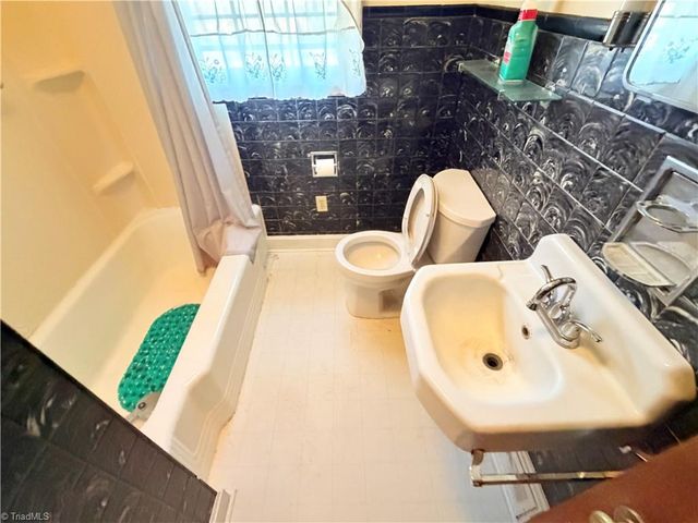 200 Royal Oaks Street, Thomasville, NC 27360