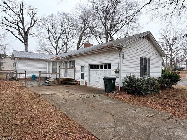 200 Royal Oaks Street, Thomasville, NC 27360