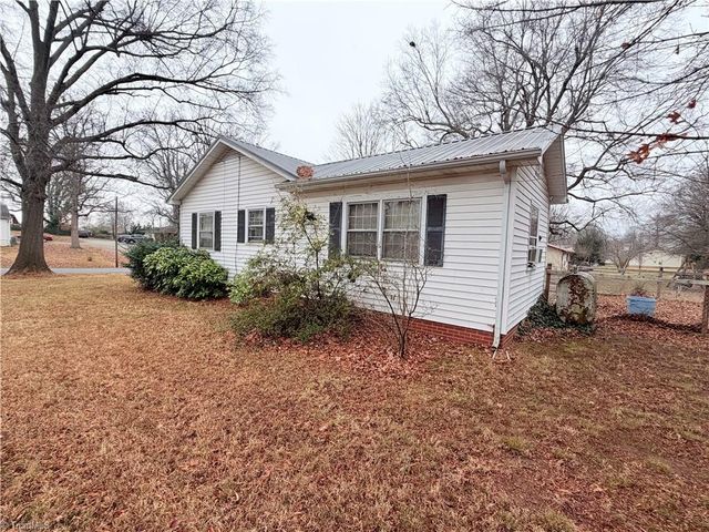 200 Royal Oaks Street, Thomasville, NC 27360