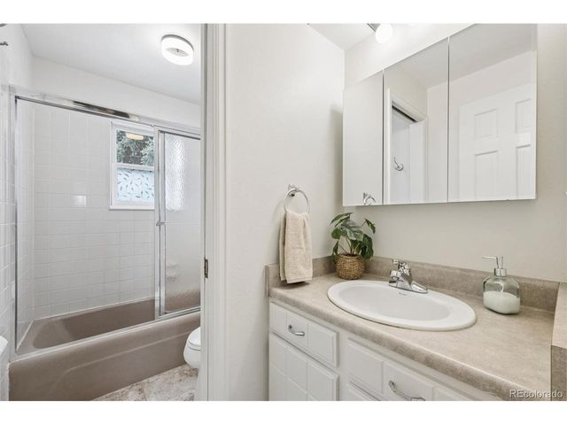 6277 S Locust St, Centennial, CO 80111