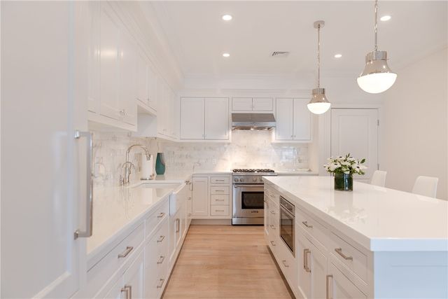 78 Rhode Island Avenue 8, Newport, RI 02840