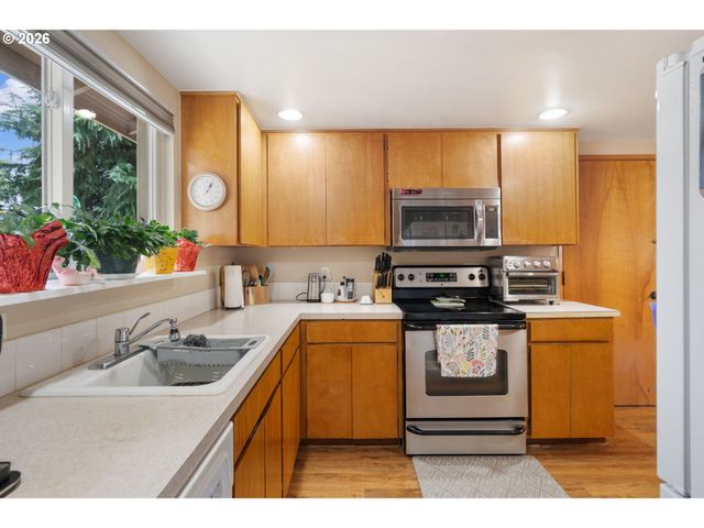 12441 Sw KING GEORGE Dr, Portland, OR 97224