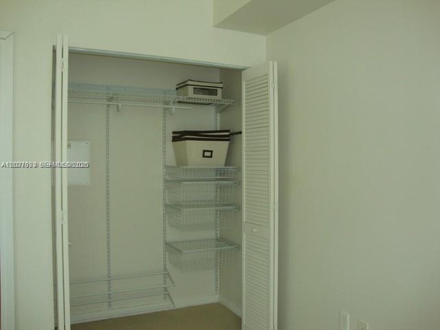 300 S Biscayne Blvd T-2909, Miami, FL 33131