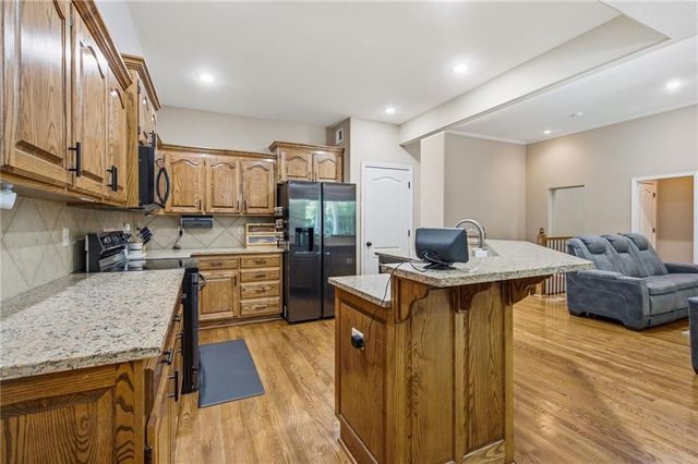 497 S 137th Place, Bonner Springs, KS 66012