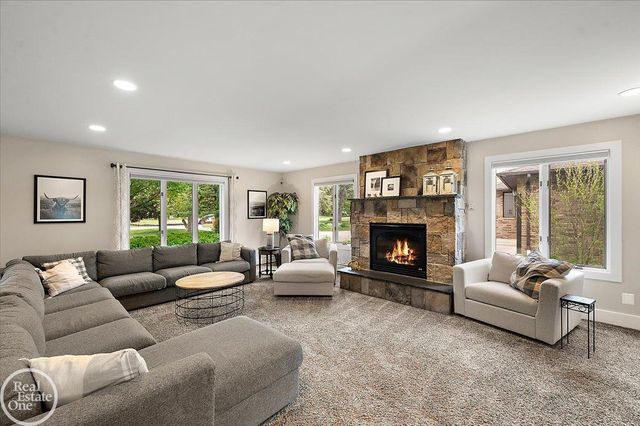 88 Aspinwall Drive, Troy, MI 48098