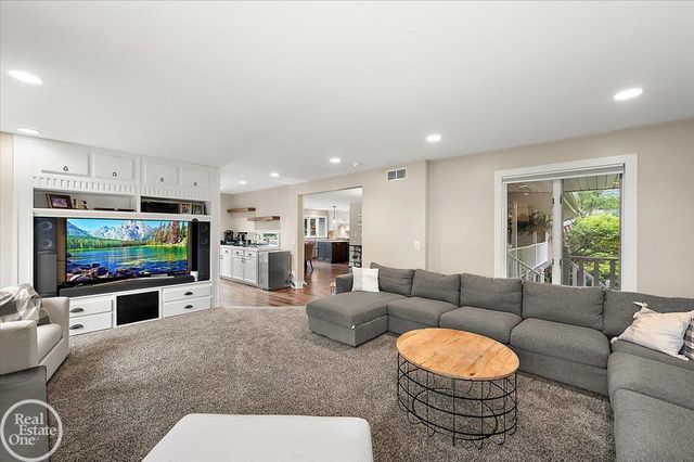 88 Aspinwall Drive, Troy, MI 48098