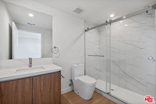 1717 Winona Boulevard 202, Los Angeles, CA 90027