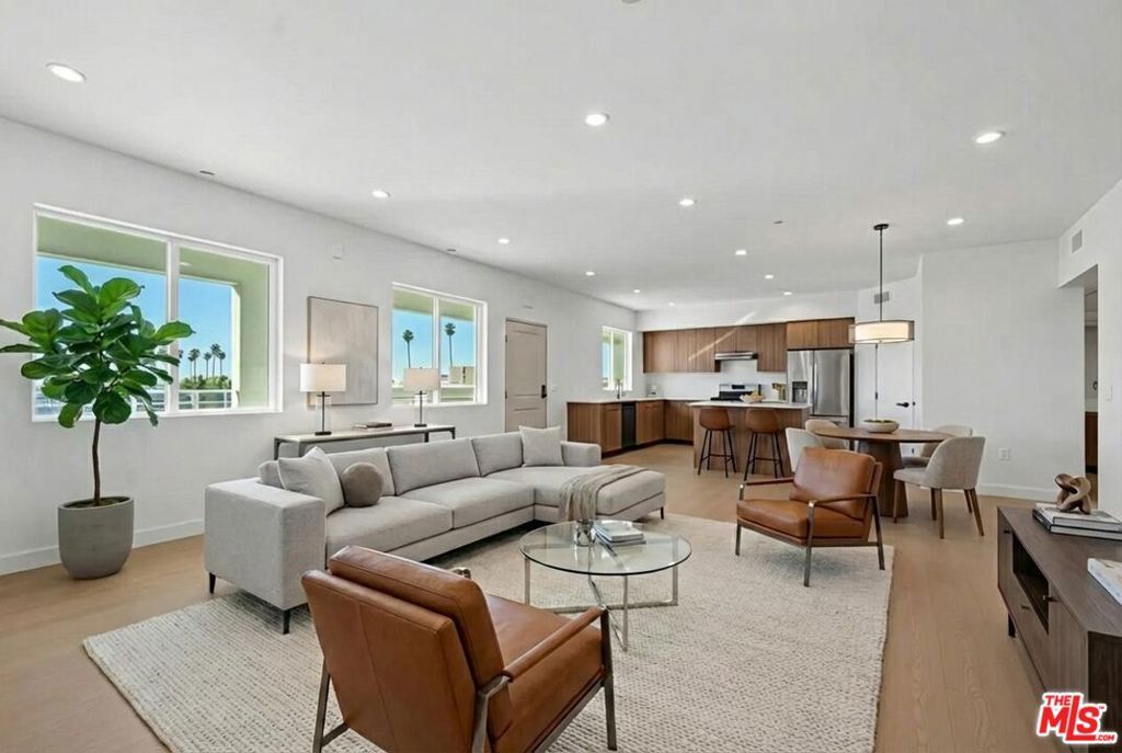 1717 Winona Boulevard 202, Los Angeles, CA 90027