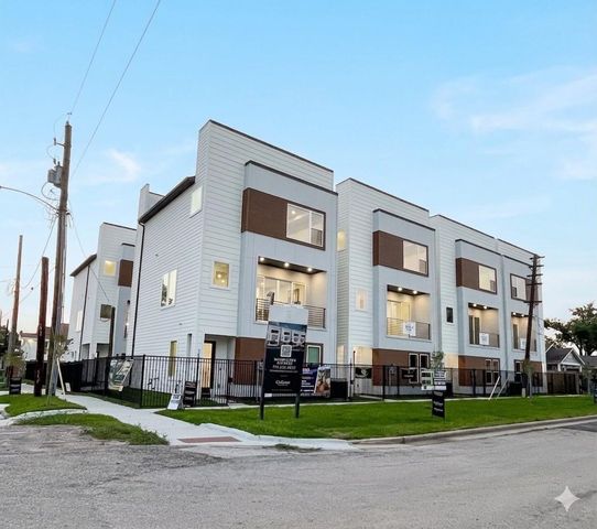 2111 Jensen Drive, Houston, TX 77026