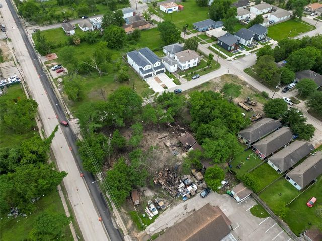 2111 Jensen Drive, Houston, TX 77026