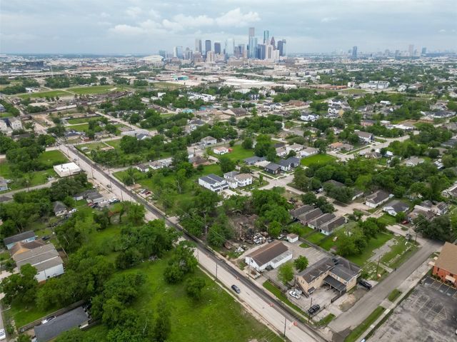 2111 Jensen Drive, Houston, TX 77026