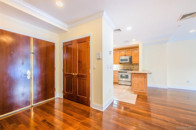 171 Great Neck Road 1F, Great Neck, NY 11021