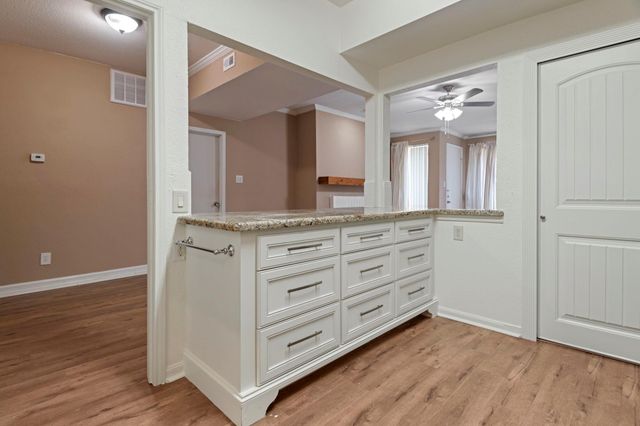 2100 Tanglewilde Street 321, Houston, TX 77063