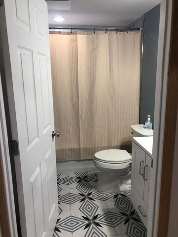 7644 S Cornell Avenue, Chicago, IL 60649