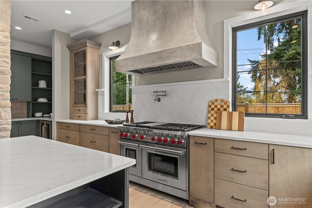 10789 SE 10th Street, Bellevue, WA 98004