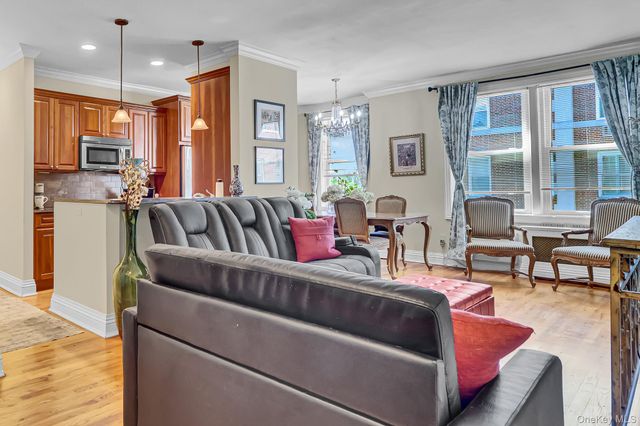 111 7th Street 304, Garden City, NY 11530