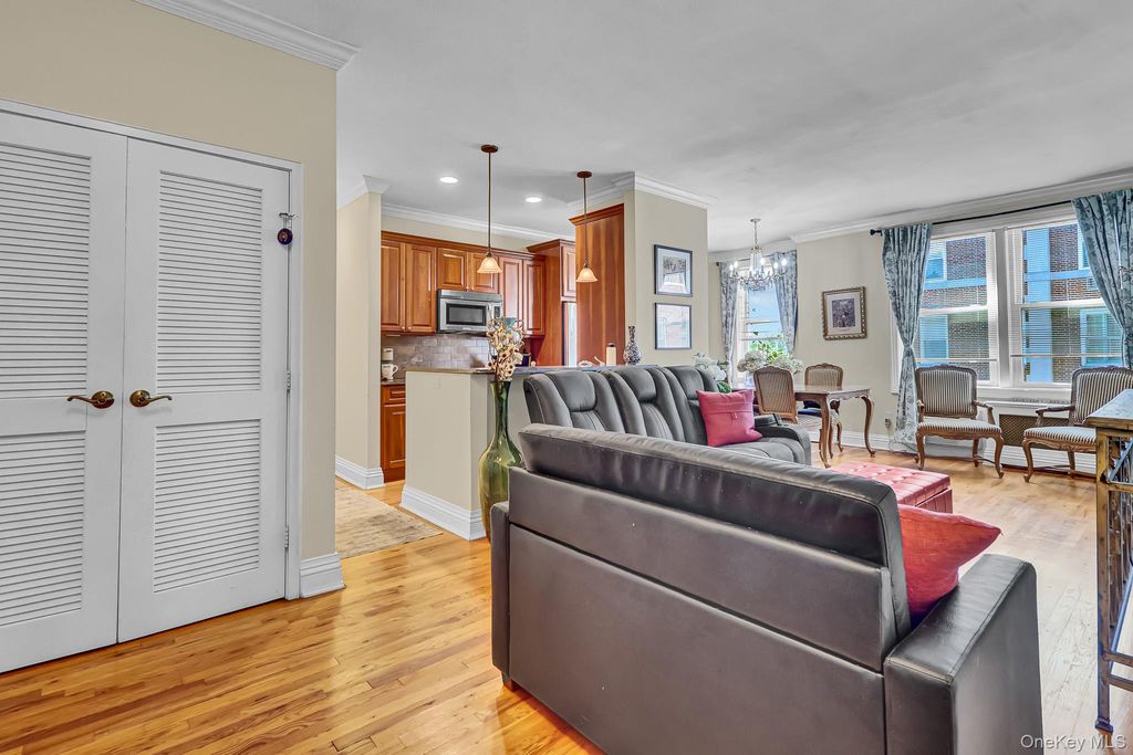 111 7th Street 304, Garden City, NY 11530 — photo 2
