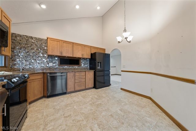 421 Darbys Run, Bay Village, OH 44140