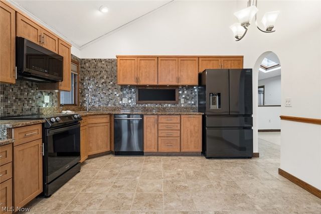 421 Darbys Run, Bay Village, OH 44140