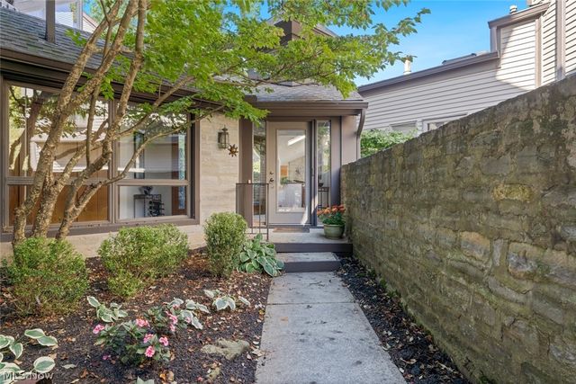 421 Darbys Run, Bay Village, OH 44140