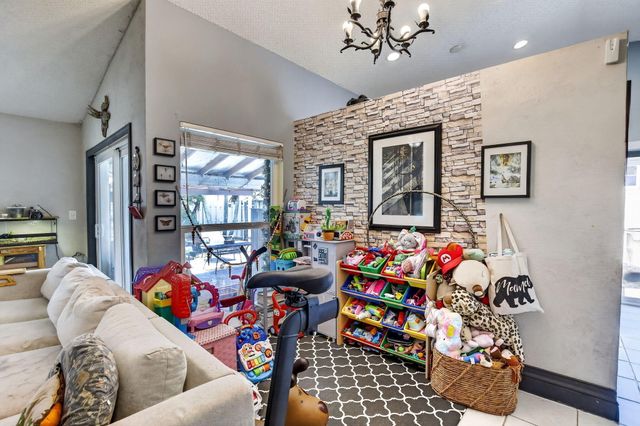 13970 Oaklawn Place, Davie, FL 33325
