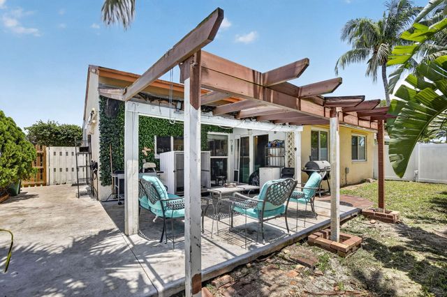 13970 Oaklawn Place, Davie, FL 33325