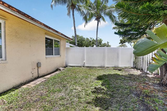 13970 Oaklawn Place, Davie, FL 33325