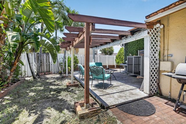 13970 Oaklawn Place, Davie, FL 33325