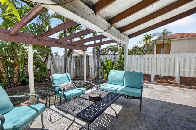 13970 Oaklawn Place, Davie, FL 33325