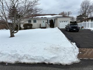 126 Michael Road, Oakdale, NY 11769