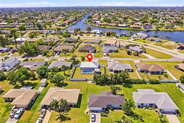 513 SE 27th TER, Cape Coral, FL 33904